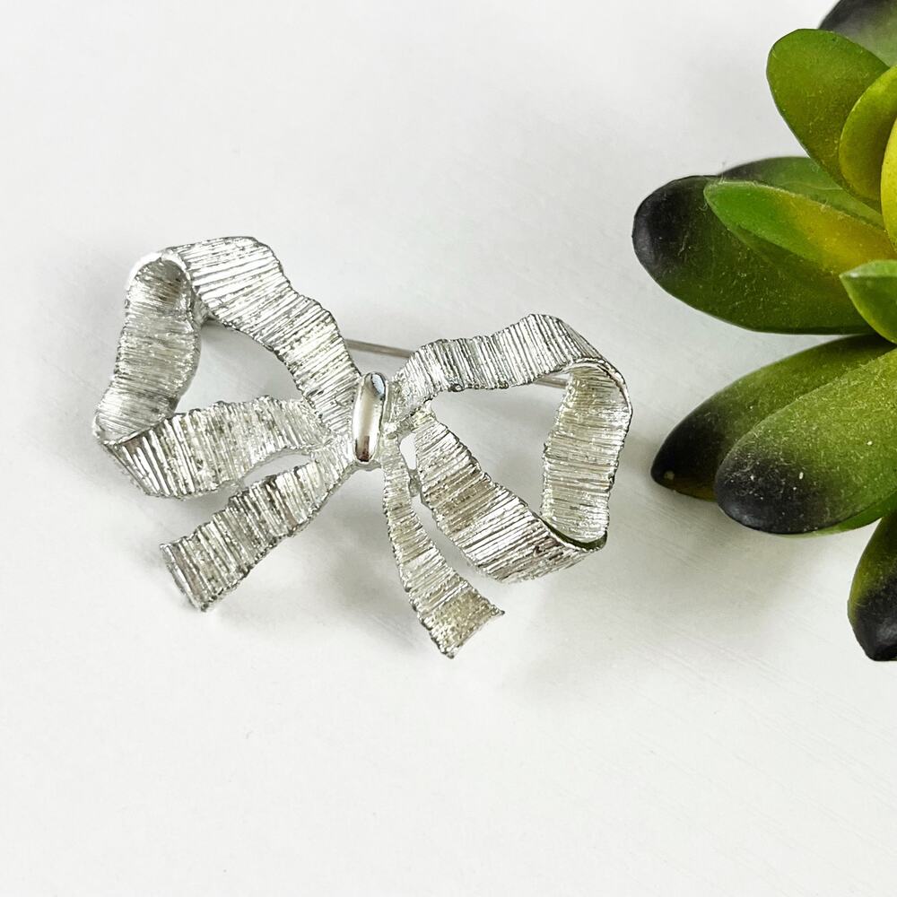 Sarah Coventry Canada Vintage Silver Ribbon Bow Brooch Pin